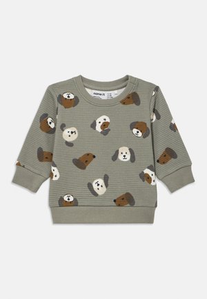 Sudadera verde con textura que presenta un divertido patrón de perros en marrón, beige y blanco. Mangas y dobladillo con puños para un ajuste ceñido.