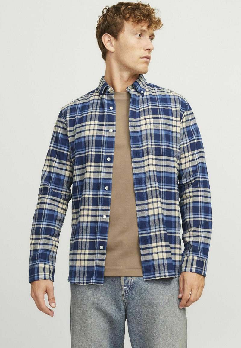 Geruite blouse in tinten blauw en beige, gemaakt van flanel, met een button-down kraag, lange mouwen en een knoopsluiting aan de voorkant.