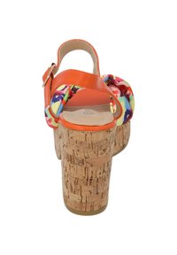 Oranga plattformssandaler med en korkklack, livliga flerfärgade tygremmar och en spänneknäppning vid vristen.