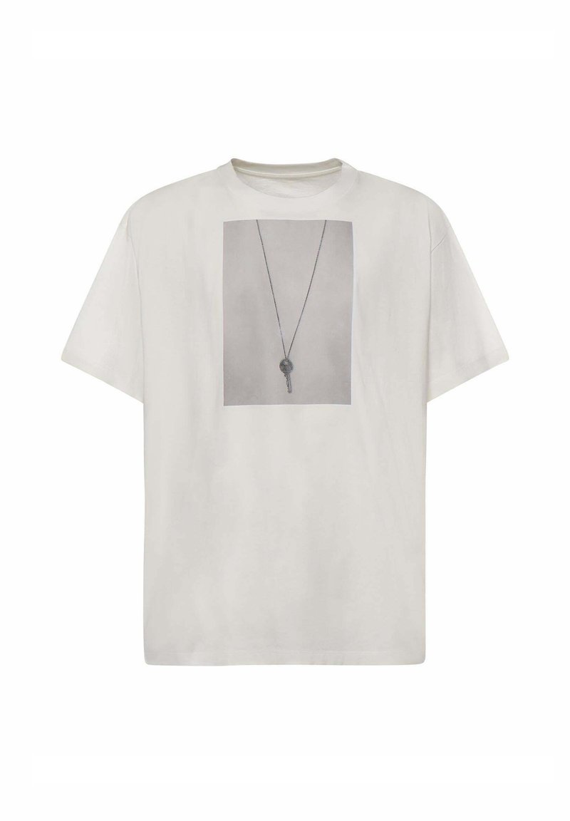 T-shirt blanc à manches courtes avec une photo en noir et blanc d'une clé sur un collier imprimée au centre à l'avant.
