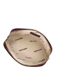 Interno della borsa in pelle bordeaux con una fodera in tessuto beige. Presenta il logo "WITTCHEN" ripetuto in nero. Cerniera dorata e texture liscia.