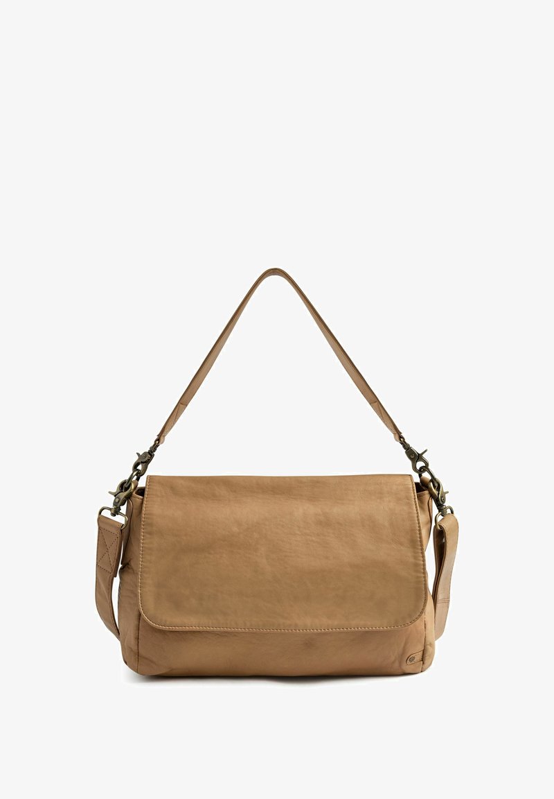 Sac à bandoulière en cuir tan avec un fermoir à rabat, une bandoulière réglable et des garnitures en métal. Texture lisse avec un léger brillant.