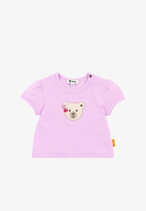 Krótka koszulka z krótkim rękawem w kolorze bzu, z aplikacją twarzy misia z wisienkami. Posiada okrągły dekolt oraz zapięcie na zatrzask na ramieniu.