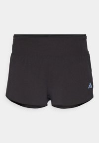 Shorts de sport noirs avec une finition texturée, dotés d'une ceinture large et d'un logo Adidas en bleu clair sur le côté inférieur gauche.