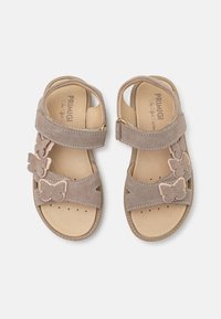 Brune semskede sandaler med borrelåsremmer, med tre sommerfugl-applikasjoner og en perforert fotseng for ventilasjon.