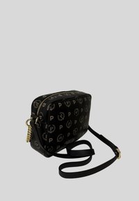 Borsa a tracolla sintetica nera con hardware dorato, chiusura con zip e motivo a logo ripetuto. Texture liscia con tracolla regolabile.