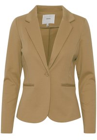 Blazer ajustado color tostado, hecho de una tela suave, que presenta un cierre de un solo botón, solapas con muesca y dos bolsillos frontales con sutiles detalles de ribete.