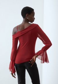 Anna Field OFF SHOULDER LS TOP WITH STRAP AND CHIFFON SLEEVESAN6_FW24_2-1-D_079 / 303 - DARK RED - Topper langermet - dark red