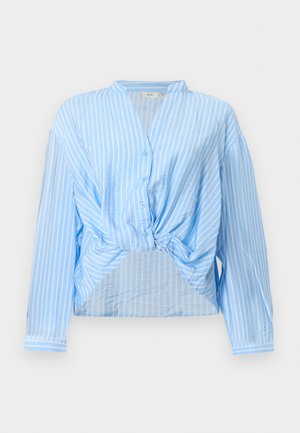 Cămașă albastru deschis cu mâneci lungi, dungi verticale albe, nasturi în față și un detaliu cu nod răsucit în talie.