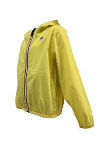 Giacca leggera gialla con cappuccio, polsini elasticizzati e zip centrale. Presenta un logo sul petto e una texture liscia e lucida.