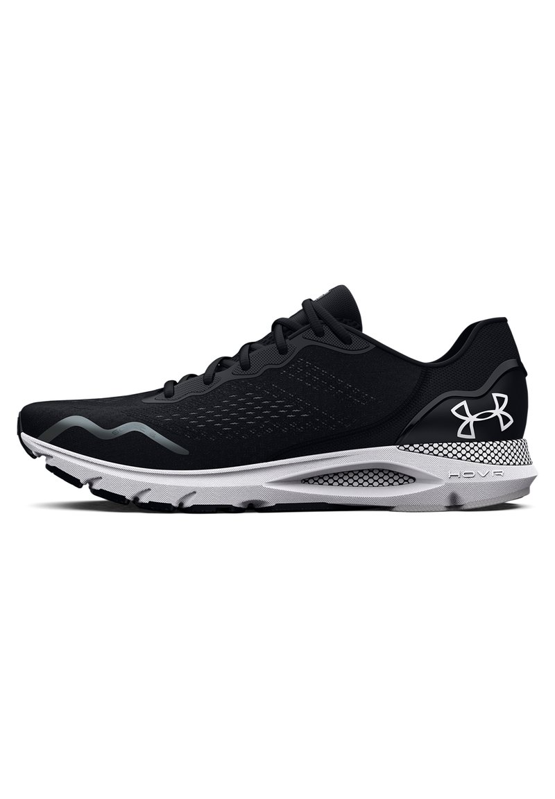 Chaussure de course noire avec un dessus en maille, des zones texturées et une finition argentée. Comprend une semelle intermédiaire blanche avec un design respirant et une semelle extérieure en caoutchouc.