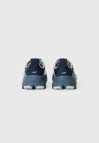 Chaussures de sport bleues avec une tige en mesh, un talon arrondi et une semelle intermédiaire texturée. Dispose d'un onglet arrière robuste pour un enfilage facile.