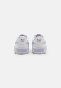 Hvite plattform-sneakers med lavendelakenter, med en teksturert såle, avrundet form og gull-logo detalj på hælen.