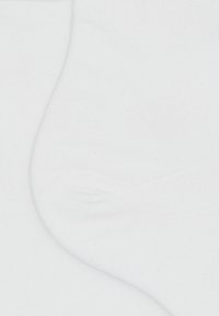Calze bianche in cotone con una consistenza liscia, lunghezza alla caviglia, dotate di sottili dettagli a coste e senza motivi o disegni visibili.