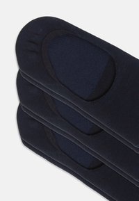 Marineblaue Knöchelsocken mit glattem Material und verstärktem Zehenbereich. Vier Paare übereinandergestapelt, die ein nahtloses Design und elastische Kanten zeigen.