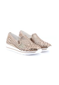 Scarpe slip-on intrecciate in bronzo metallico con tomaia traspirante, suola in gomma bianca e fasce elastiche ai lati per un facile indossamento.