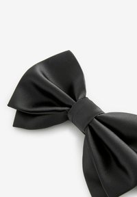 Schwarze Satin-Schleife mit glatter Textur, die über ein zentrales Band verbindet, das die beiden Schlaufen elegant formt und ordentlich gestylt ist.