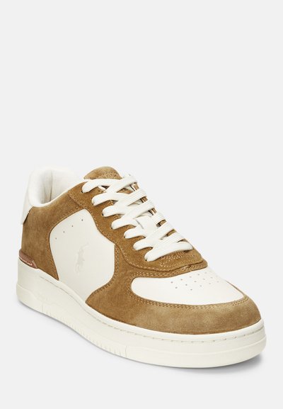 Polo Ralph Lauren MASTERS COURT LEATHER SUEDE SNEAKER UNISEX - Matalavartiset tennarit - desert tan/ecru