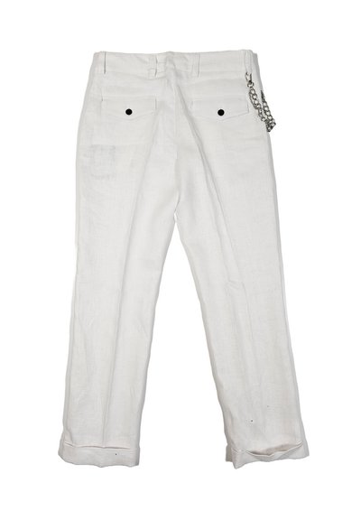 Pantaloni bianchi in lino con design a gamba dritta, due tasche posteriori con bottoni neri e un dettaglio a catena sul lato.