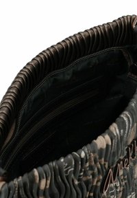 Texturiert schwarze und graue Handtasche mit einem gerafften Design, ausgestattet mit einem Reißverschluss, mehreren Innenfächern und einem glatten, glänzenden Logo-Akzent.