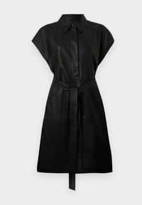 Fekete bőrruha felsővel, rövid kapu ujjakkal, elöl gombos záródással és derékban megkötött övvel. Sima textúrájú, térd alá érő hosszúságú.