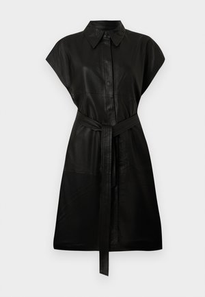 Zwarte leren overhemdjurk met een puntige kraag, korte vleugelachtige mouwen, knoopsluiting aan de voorkant en een ceintuur met strik in de taille. Gladde textuur, tot op de knie.