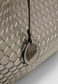 Borsa intrecciata in pelle grigia con una texture liscia, caratterizzata da una targhetta metallica circolare con il nome del marchio "Buffalo" e una tracolla resistente.