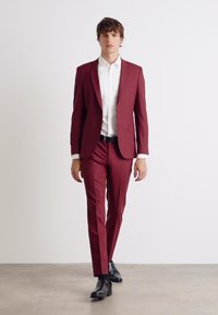HUGO ARTI HESTEN  - Completo - dark pink