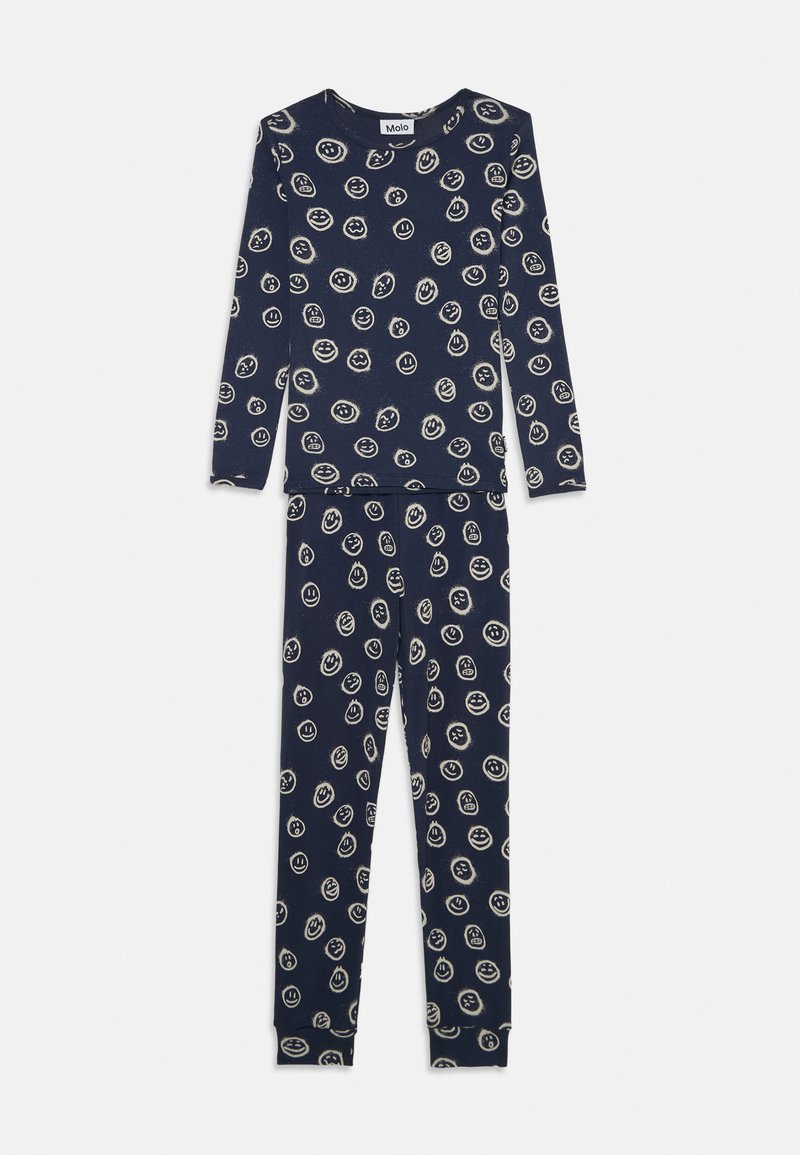 Ensemble de pyjama bleu marine en coton, présentant un motif répétitif de divers visages souriants. Haut à manches longues avec un pantalon ajusté assorti.