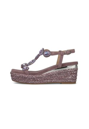 Sandalo con zeppa intrecciata, cinturini in pelle scamosciata malva, fibbia regolabile e decorazioni con pietre preziose viola sulla fascia a T.