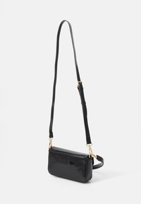 Sort patentlæder crossbody taske med rektangulær form, justerbar rem, guldfarvet hardware og en glat, blank overflade.