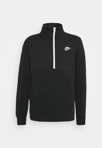 Sudadera negra de Nike con cuello alto, media cremallera en la parte delantera, logo blanco en el pecho y puños y dobladillo acanalados. Material de felpa suave.
