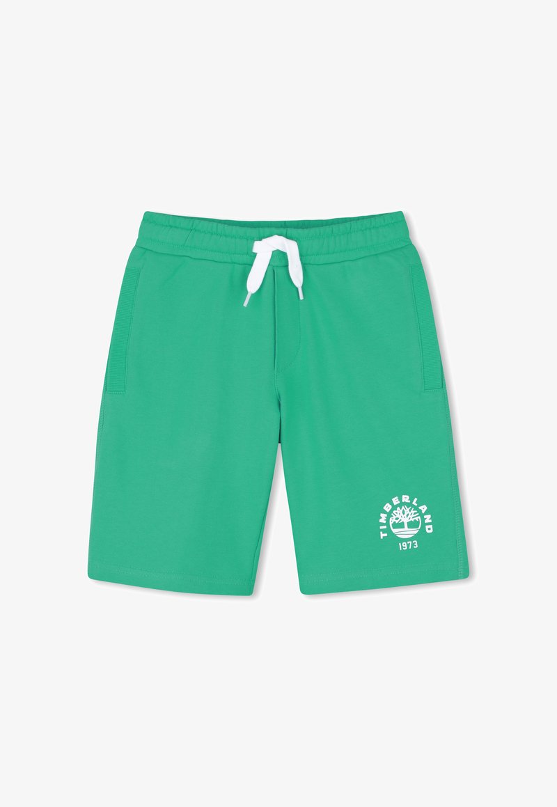 Shorts décontractés verts avec cordon blanc, poches latérales, et logo Timberland blanc avec graphique d'arbre et "1973" sur la jambe gauche.