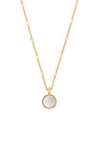 Collana in oro con un pendente circolare dotato di una superficie riflettente e di colore chiaro; dettagli intricati sui link della catena.