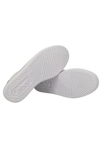 Weiße Sneaker mit strukturierten Gummisohlen und einem gemusterten Grip, versehen mit einem eingeprägten "Gabor"-Logo auf der Außenseite und einem schlanken Design.