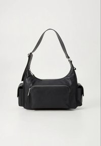 Bolso de hombro de cuero negro con un bolsillo frontal con cremallera, dos bolsillos laterales y un diseño curvado. Cuenta con correas ajustables y herrajes plateados.