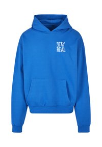 Felpa blu con cappuccio in tessuto misto cotone. Presenta una tasca a marsupio e la scritta bianca "STAY REAL" sul petto. Polsini e orlo a coste.