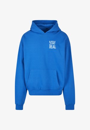 Blå huppartröja i bomullsblandning. Har en känguruficka och vitt "STAY REAL"-tryck på bröstet. Ribbstickade muddar och nederkant.