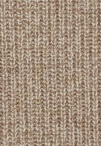 Beżowa dzianina o fakturze prążków, przedstawiająca szczegółowe zbliżenie na przędzę i wzór ściegu.