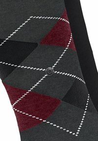 Calzino grigio con motivo a diamante in nero, bordeaux e bianco, con un piccolo logo nero su un lato.