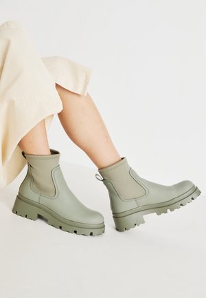 Enkellaarsjes met plateauzool - green