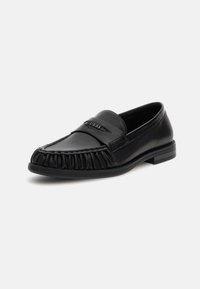 Schwarzer Lederloafer mit runder Zehe, gerafftem Designdetail an der Vorderseite und einem markierten Streifen über dem Spann. Flacher Absatz.