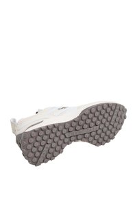Baskets légères avec une tige en mesh blanc, une semelle en caoutchouc gris dotée de picots texturés et des accents bleus contrastants.