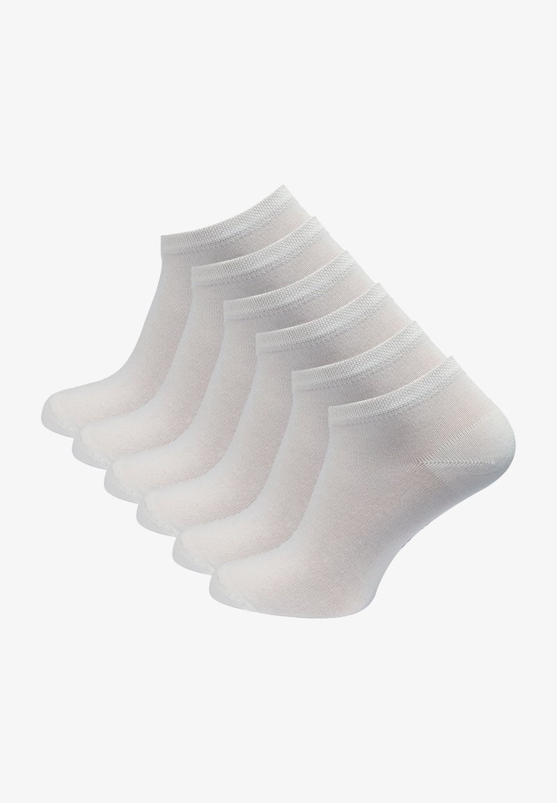 Fünf Paar Knöchelsocken, weiß mit weichem Strickmuster, gerippten Bündchen und verstärkten Fersen, in einer versetzten Anordnung präsentiert.