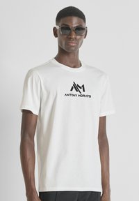 REGULAR FIT WITH RUBBER FLOCK LOGO - Majica kratkih rukava s printom - white