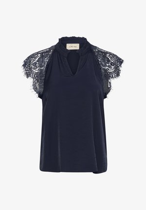 Tumedat sinine särk pitsist mütsikäistega, kaunistatud volangiga vale kaelusega ja esitukse lõikega. Sile kangateksuur.