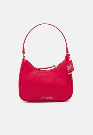 Borsa sintetica rossa con design curvo, chiusura superiore con cerniera e tracolla regolabile. Presenta la scritta "STEVE MADDEN" sulla parte anteriore.