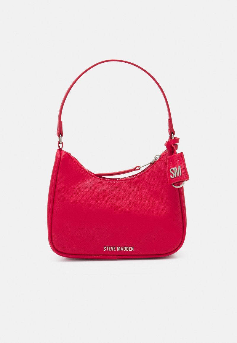 Sac à main synthétique rouge au design courbé, avec une fermeture éclair sur le dessus et une sangle réglable. Présente le logo "STEVE MADDEN" sur le devant.