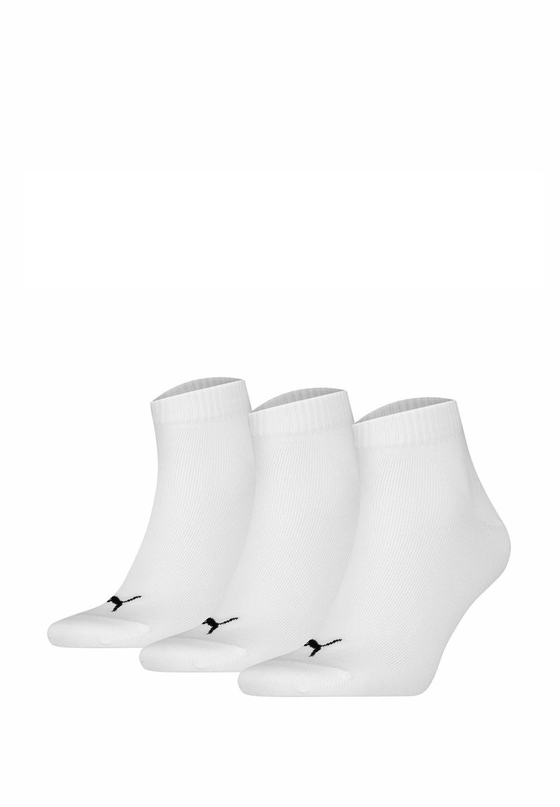 Calcetines cortos blancos de mezcla de algodón; presentan puños acanalados y un logo negro. Conjunto de tres pares con una textura suave.