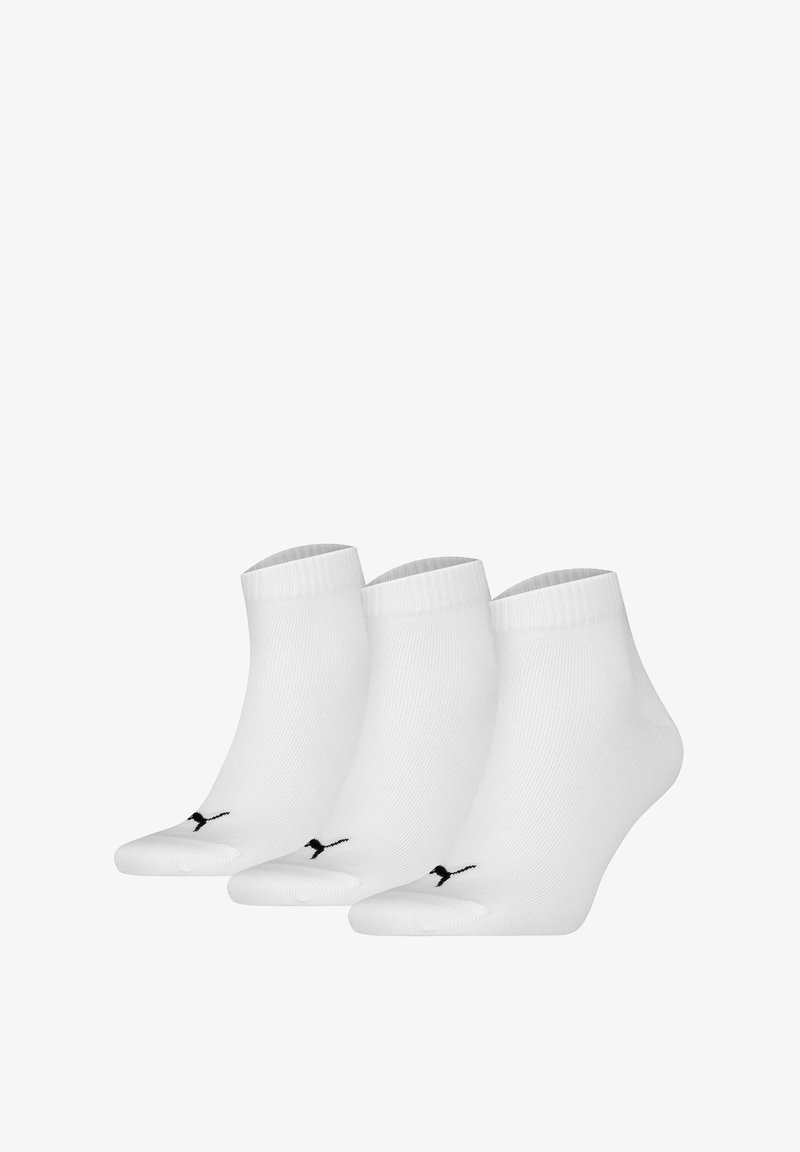 Calcetines cortos blancos de mezcla de algodón; presentan puños acanalados y un logo negro. Conjunto de tres pares con una textura suave.